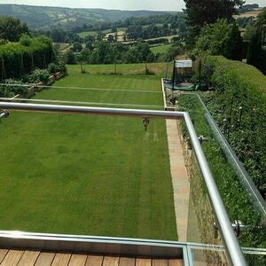 U channel glass railing with tempered glass side mounted handrail