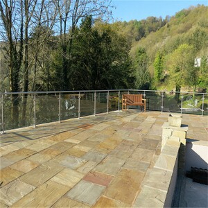 Spigot glass railing with round spigot