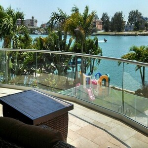 u channel glass railing42